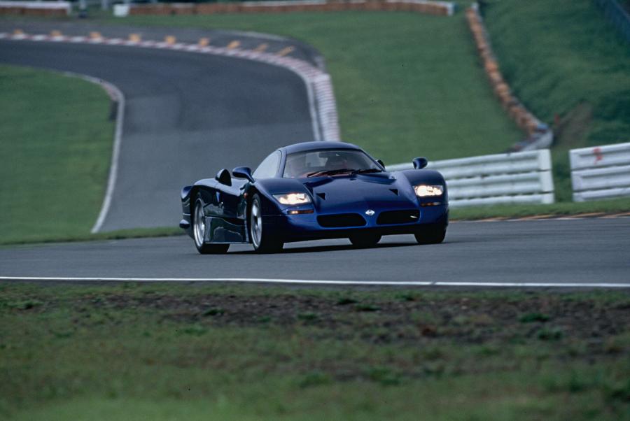  Nissan R390 GT1 Road Version 1998 года  (фото 11 из 19)